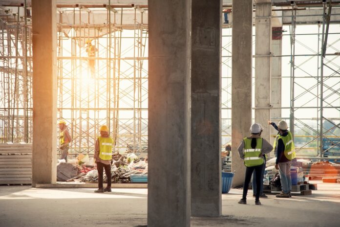 Construction engineers supervising progress of construction proj (c) bannafarsai/Adobe Stock