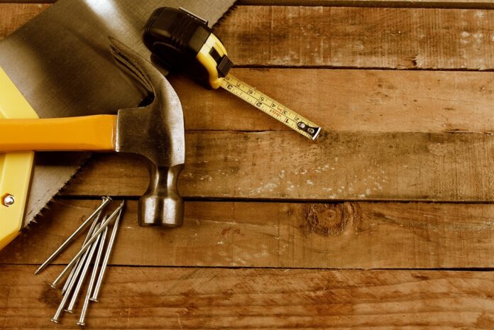 Carpentry tools on wood. Copy space (c) Stillfx / Adobe Stock