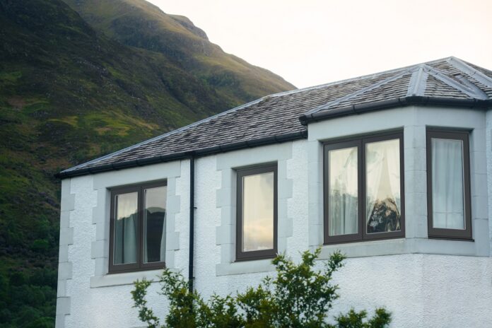 House in Scotland with in the background a mountain range Decalu88